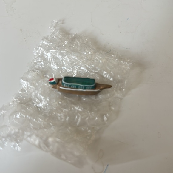 Seattle hinged trinket box with treasure . - Picture 5 of 5